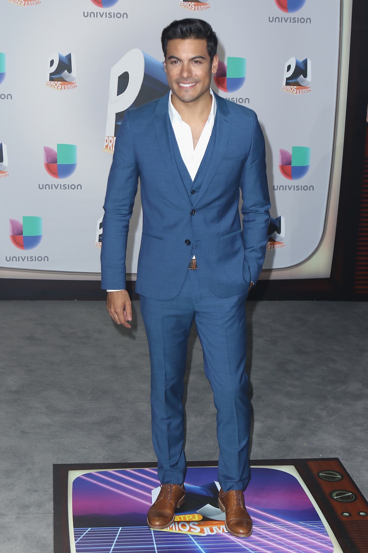 WOW.- Carlos Rivera.