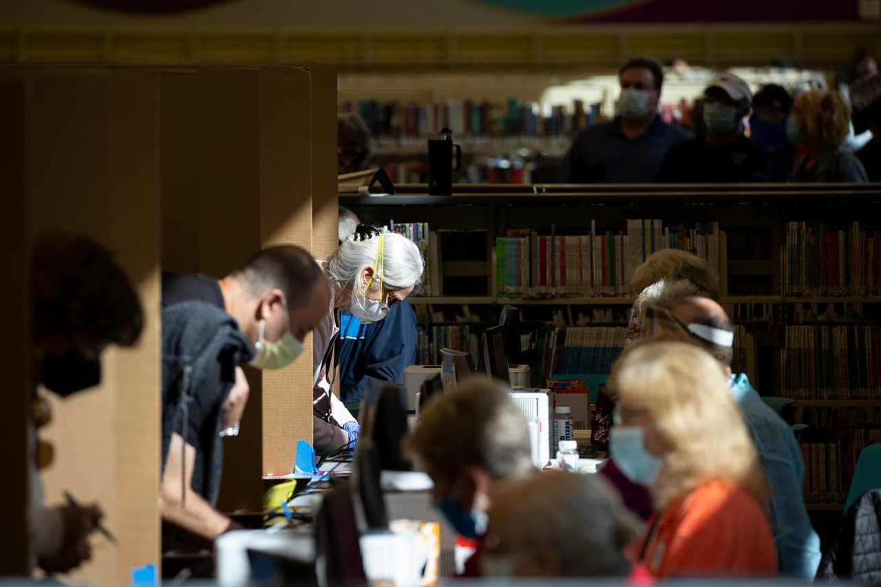 Decenas de votantes en fila dentro de una biblioteca para participar en la votación anticipada, el 14 de octubre, cuando comenzó el voto temprano en Nashville, Tennessee. Esta alternativa continuará en este estado hasta el 29 de octubre
<br>