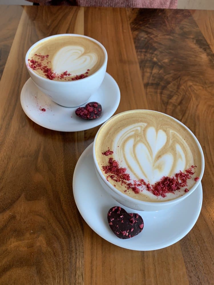 <b>East Pole</b>
<br>Dirección: 255 Ottley Dr Ste 105 Atlanta, GA 30324
<br>Teléfono: (404) 939-6498
<br>Sitio web:
<a href="http://eastpole.coffee">http://eastpole.coffee</a>
<br>
<a href="https://www.yelp.com/map/east-pole-atlanta"><b>Cómo llegar</b></a>
<br>
<br>Los propietarios aseguran que “actualmente tostamos en el mismo espacio que nuestra cafetería, que está abierta los siete días de la semana. Si se detiene, espere experimentar la calidez genuina de nuestros baristas y un servicio intencional”.