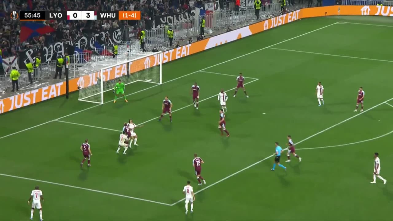 ¡TIRO ATAJADO! disparo por Michail Antonio.
