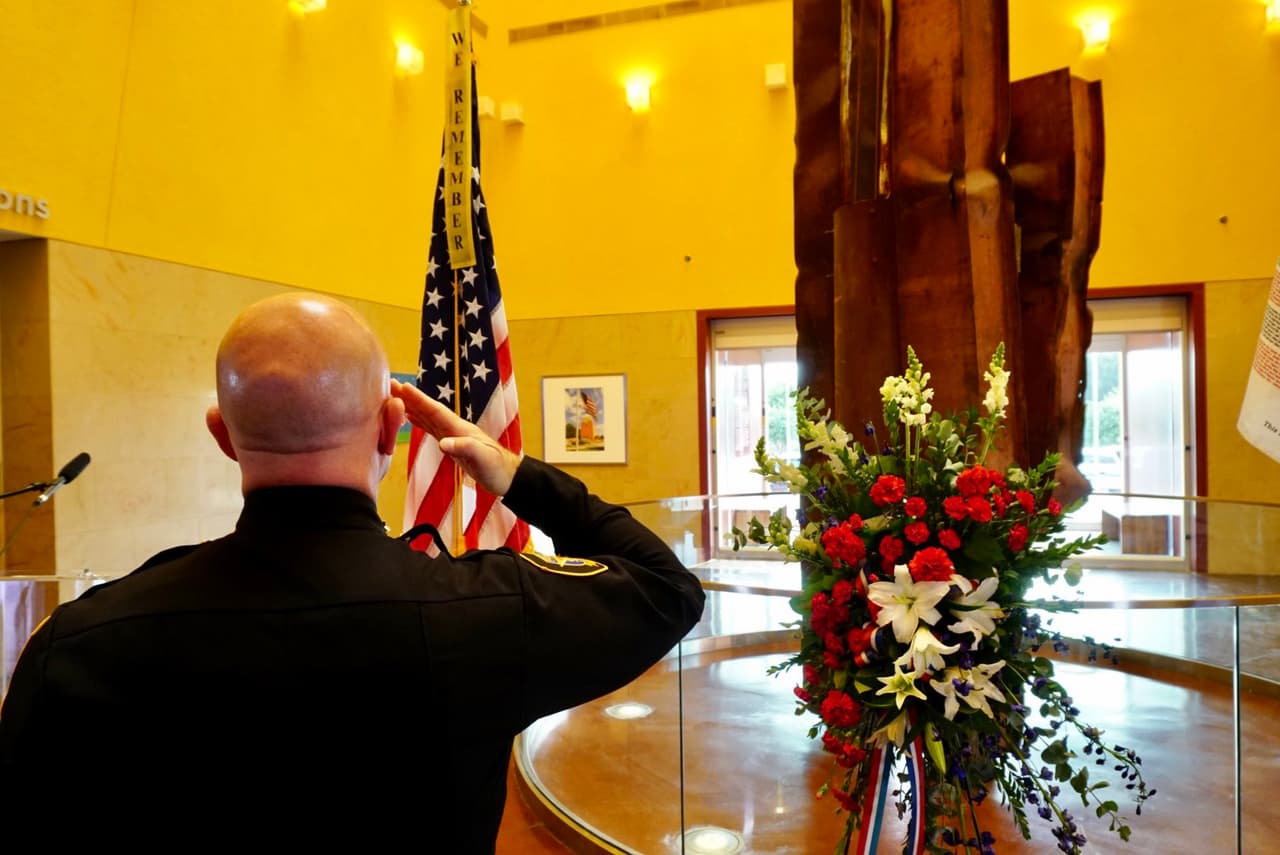 Durante la mañana también se realizaron varios eventos de recordación. La policía de Fort Worth compartió una foto de un haz que le pertenecía a la torre norte que colapsó a las 9:28 la mañana del 11 de septiembre. El haz está en el museo de ciencias e historia en Fort Worth.