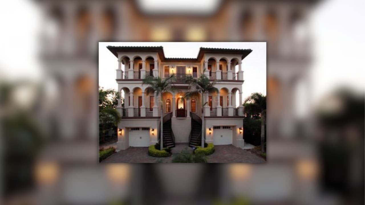 <b>Ubicación exclusiva y privacidad total. </b>La casa estaba cerca del Carlouel Yacht Club, en una zona altamente exclusiva y tranquila. Allí, Hogan compartía vecindario con personalidades como Sara Blakely, fundadora de Spanx. La privacidad del lugar lo convertía en el sitio ideal para descansar del ojo público y vivir alejado del bullicio mediático.