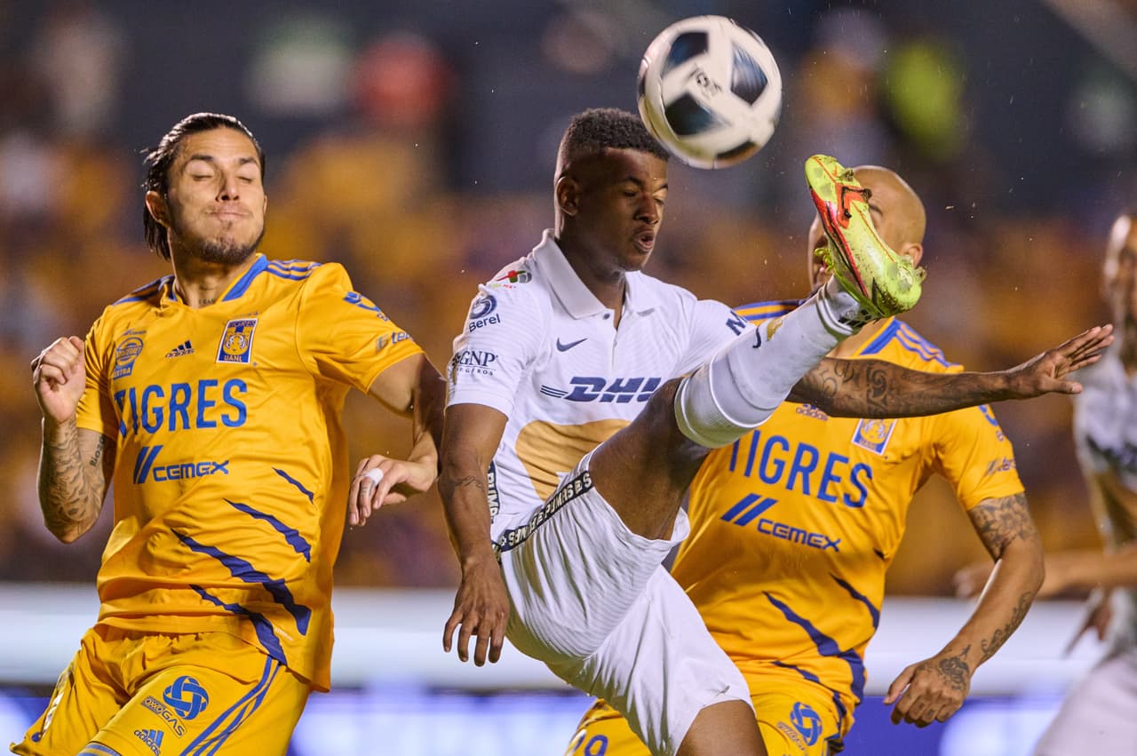 Recién reanudada la segunda parte, Washington Corozo casi sorprende a Guzmán con una chilena invertida que quedó a centímetros del travesaño.