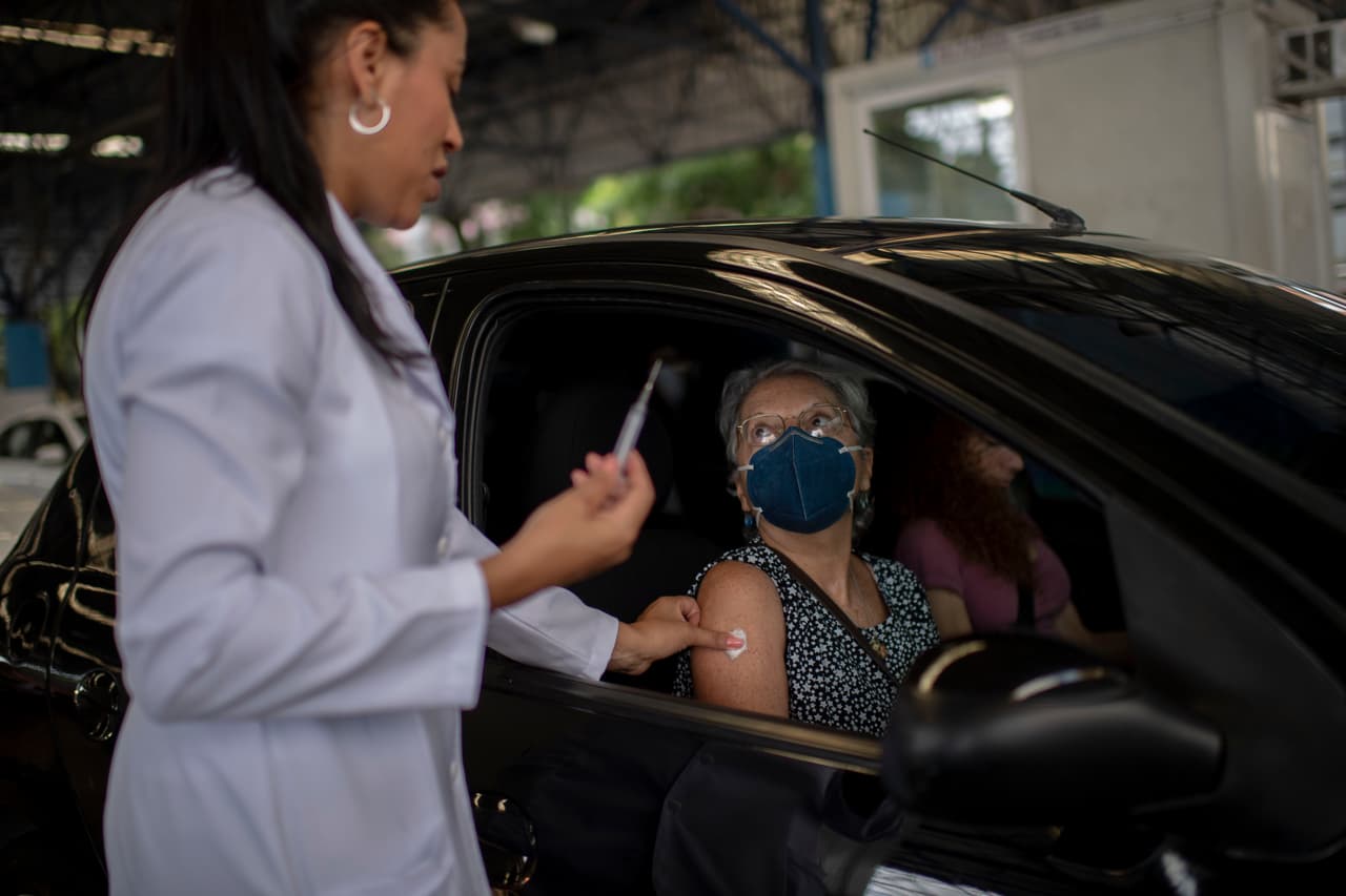 <b>Brasil. 3.3 dosis administradas por cada 100 personas.</b> Hasta el momento han vacunado totalmente a 0.6% de sus 212 millones de habitantes. En total han fallecido más de 247,000 personas por la pandemia en este país, solo superado por Estados Unidos en esta categoría.