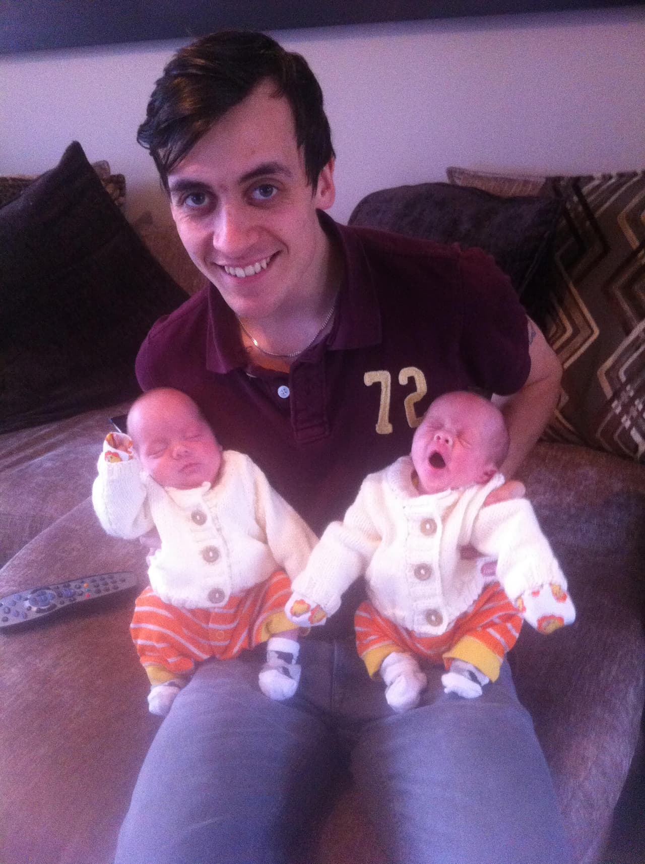 En esta foto Kris sostenía a Joshua y Leo cuando estaban recién nacidos.