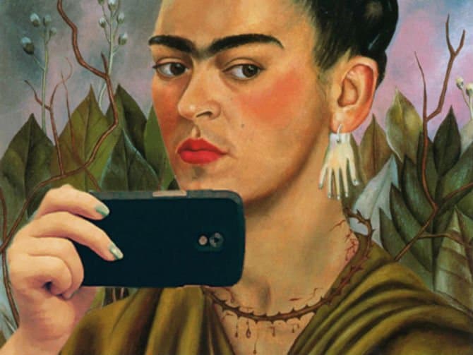 Aquí tomándose un autorretrato ahora conocido como 'selfie'.