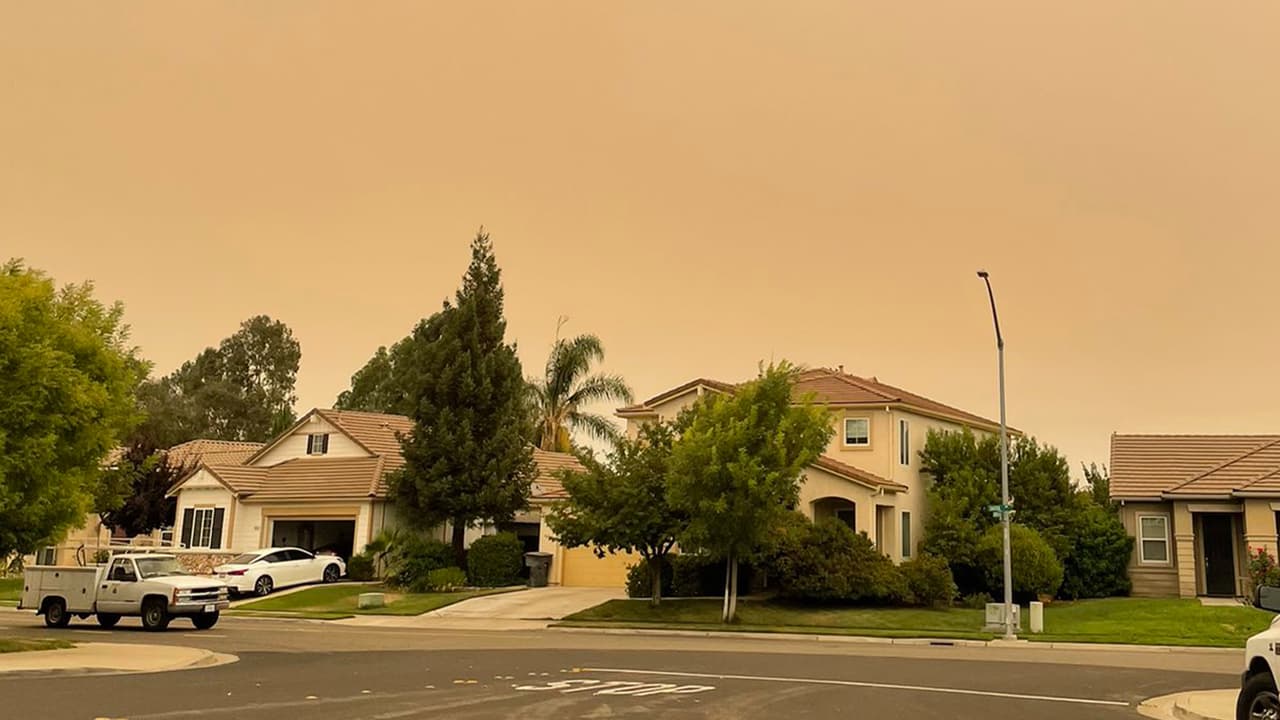 Incendios arrasan en el norte del estado; emiten alerta de salud por humo que se concentra en el Valle