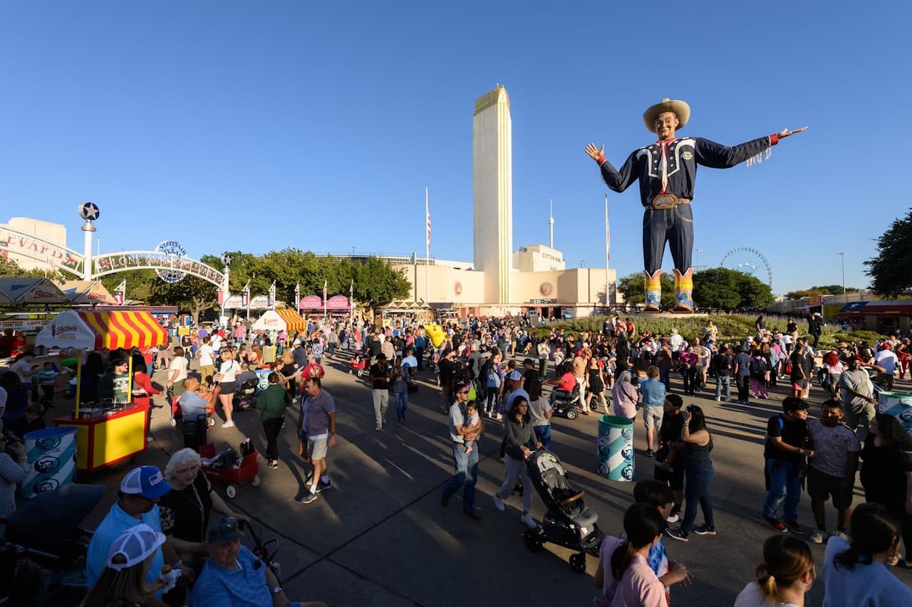 Big Tex es el 
<b>gran vaquero texano que da la bienvenida en la Feria Estatal de Texas</b>, que es cada septiembre y octubre en Fair Park, Dallas. Este año, la Feria Estatal de Texas será del 27 de septiembre al 20 de octubre del 2024. Si quieres saber más de lo que 
<a href="https://www.univision.com/local/dallas-kuvn/feria-estatal-texas-2024-preventa-entradas-artistas-confirmados" target="_blank">puedes encontrar en la feria entra aquí</a>.