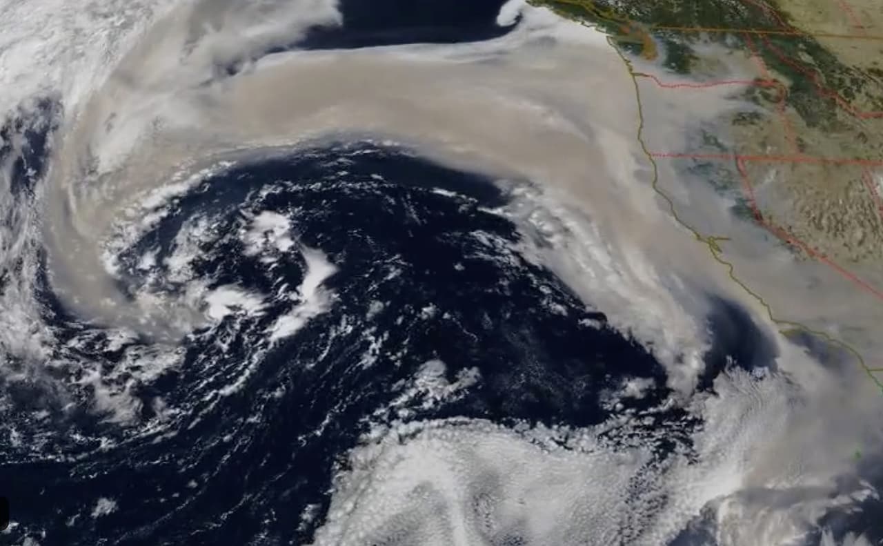 Desde mediados de agosto, la lista de 
<a href="https://www.iqair.com/blog/wildfires/bay-area-fires-outages-heat-waves-august-2020?utm_source=homepage_aql1" target="_blank">las 10 ciudades más contaminadas del planeta</a> estuvo dominada por el norte de California. Días antes la región había sido azotada por 
<a href="https://www.univision.com/local/san-francisco-kdtv/una-sorpresiva-tormenta-electrica-provoca-multiples-incendios-en-el-area-de-la-bahia" target="_blank">una serie de tormentas eléctricas</a> que provocaron varios de 
<a href="https://www.univision.com/local/san-francisco-kdtv/mapa-interactivo-sigue-el-avance-de-los-incendios-forestales-en-todo-california" target="_blank">los incendios más grandes en la historia</a> del estado.