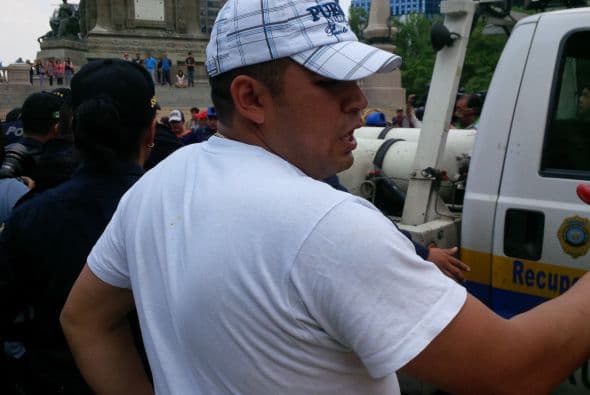 Este hombre de blanco, sin uniforme, fue para muchos testigos quien dirigía el operativo.