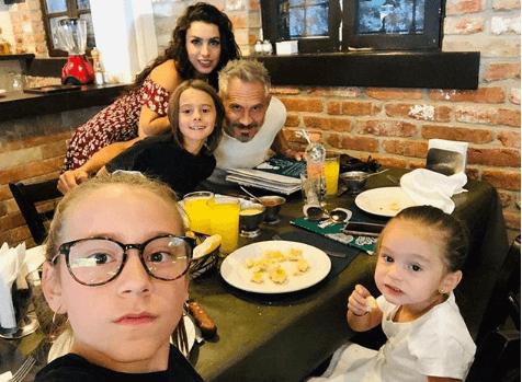 Arath disfruta al máximo pasar el tiempo con su familia y en esta imagen lo demuestra.