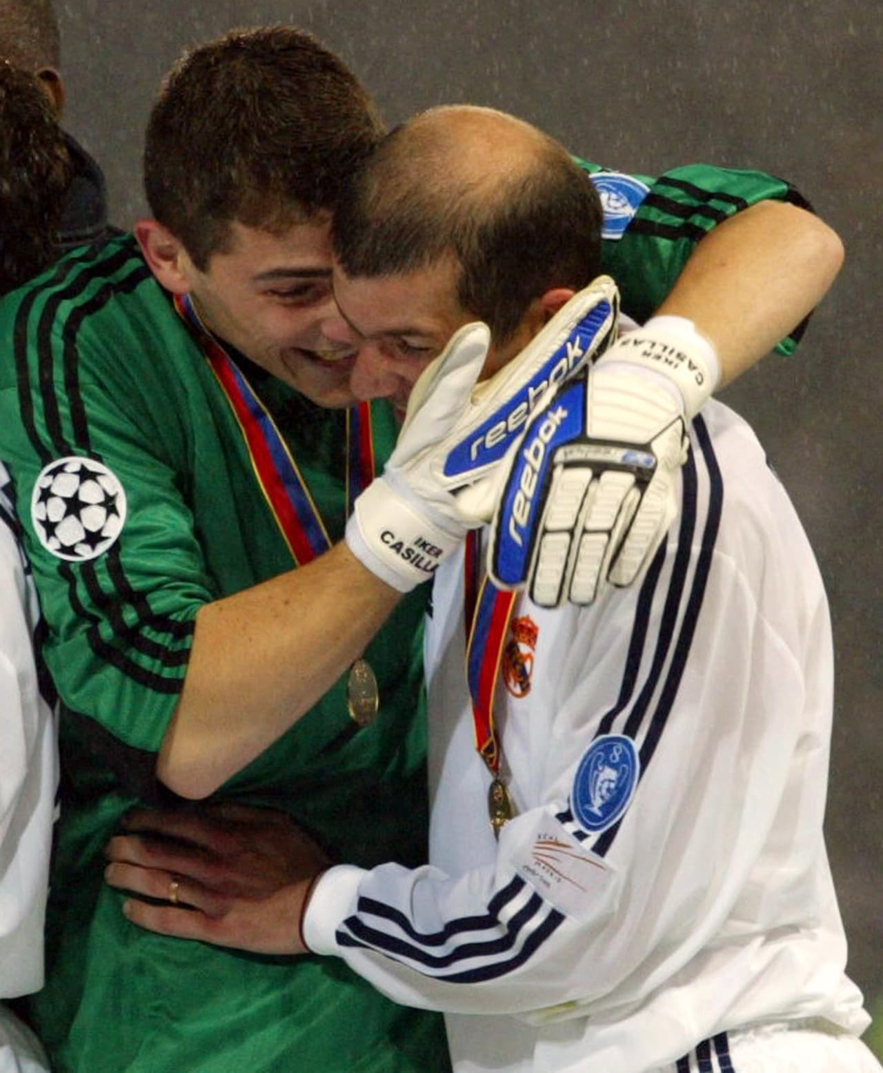 Casillas hizo parte de la llamada era Galáctica que en 2002 lograría de nuevo una Champions League, la Novena, en medio de la celebración del centenario de Real Madrid. Ese año se logró el triplete con Iker en el equipo.