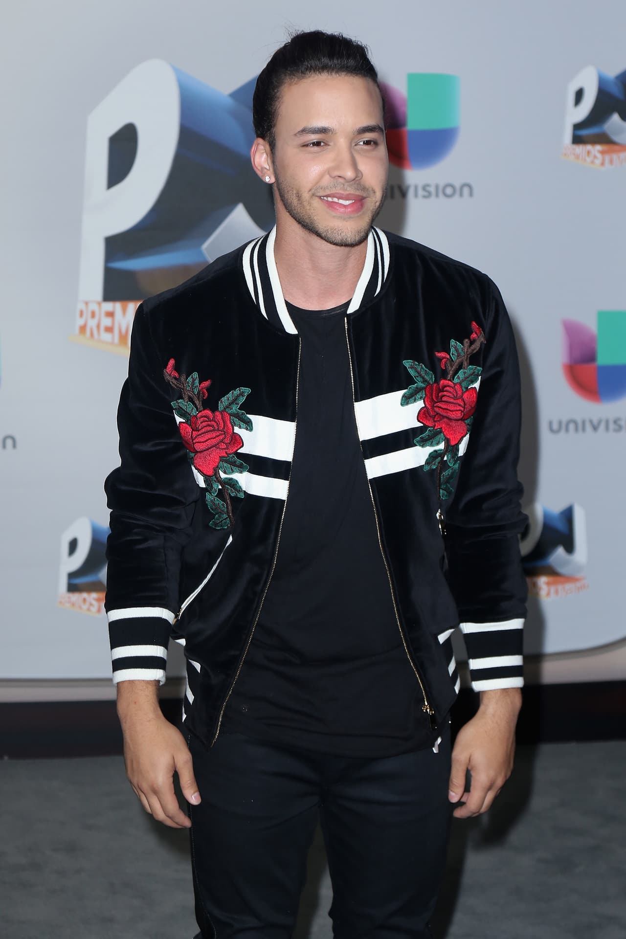 7. Por su gran humildad. Pese a que su popularidad ha subido como la espuma, Prince Royce sigue humilde y la fama no se le ha subido a la cabeza.
