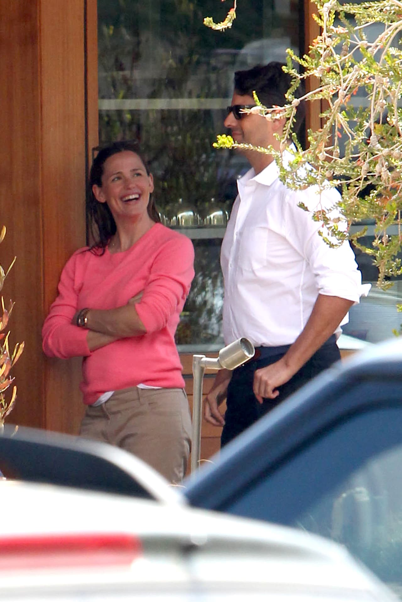 Los paparazzi la captaron durante una salidita a comer con un misterioso hombre.