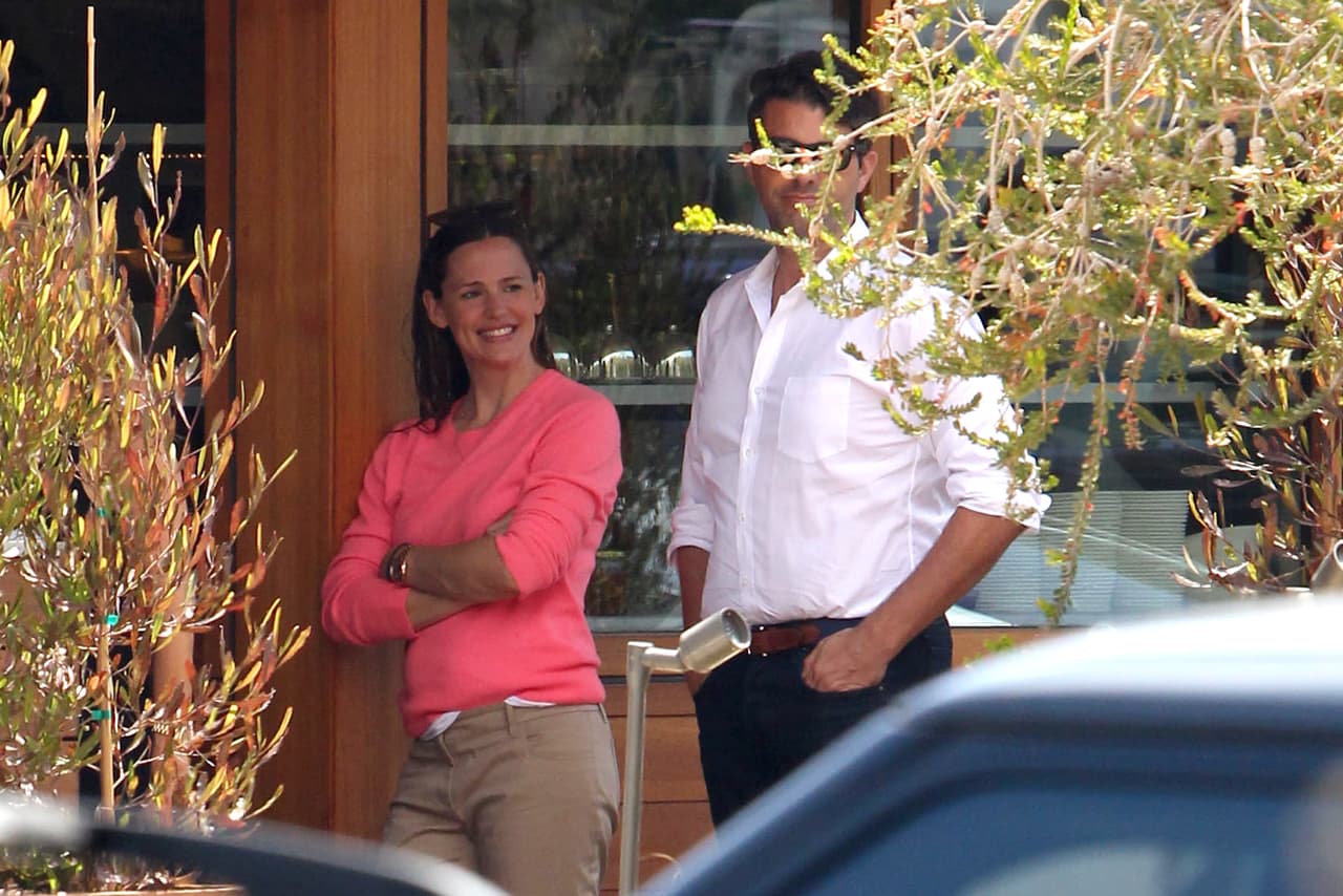 Jennifer no le quitaba los ojos de encima.