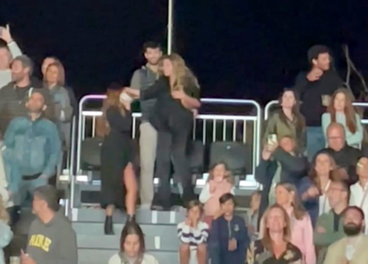 El catalán habría iniciado un 
<b><a href="https://www.univision.com/famosos/shakira-gerard-pique-besandose-supuesta-novia-fotos">supuesto romance con Clara Chía Marti</a></b>, de 23 años, estando aún con la colombiana, de 45. 
<br>