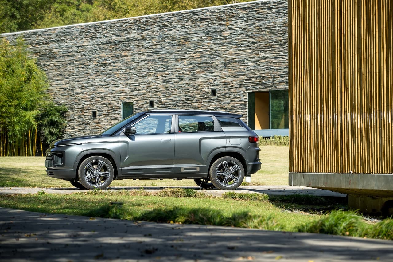 El Icon se mantiene fiel al diseño del auto concepto que Geely presentó en 2018 durante el Auto Show de Beijing.