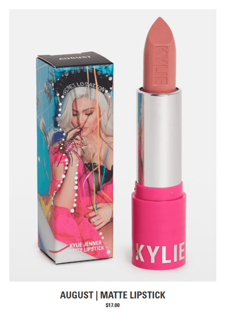 La pieza está hecha de plumas negras y diamantes de imitación, y Jenner aparece con ella en agunos estuches y envolturas como la de este labial que lleva por nombre 'Agosto'.