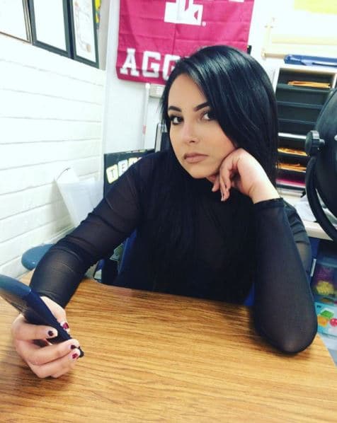 "Nos encontramos reflejando historias de deportación o de aceptación de cambio de género, como en el caso de Zoey”, señaló Thalía. “Ella nació niño y fuimos testigos del apoyo y amor incondicional de sus trans-madrinas, quienes nunca tuvieron su fiesta de quince”, dijo la cantante a la revista People en Español.