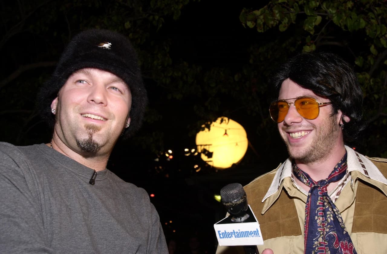 En una entrevista para el podcast Space Zebra, del canal de Twitch, Borland dijo: "Estuve en la banda durante nueve meses (2008). No es un gran tipo. Todo lo que la gente ha dicho sobre él es jodidamente cierto. Así que relájense sobre las denuncias de las mujeres... La gente está diciendo [cosas malas sobre] estas mujeres que lo persiguen ahora mismo. ¡Vete a la mierda, están diciendo la verdad!".