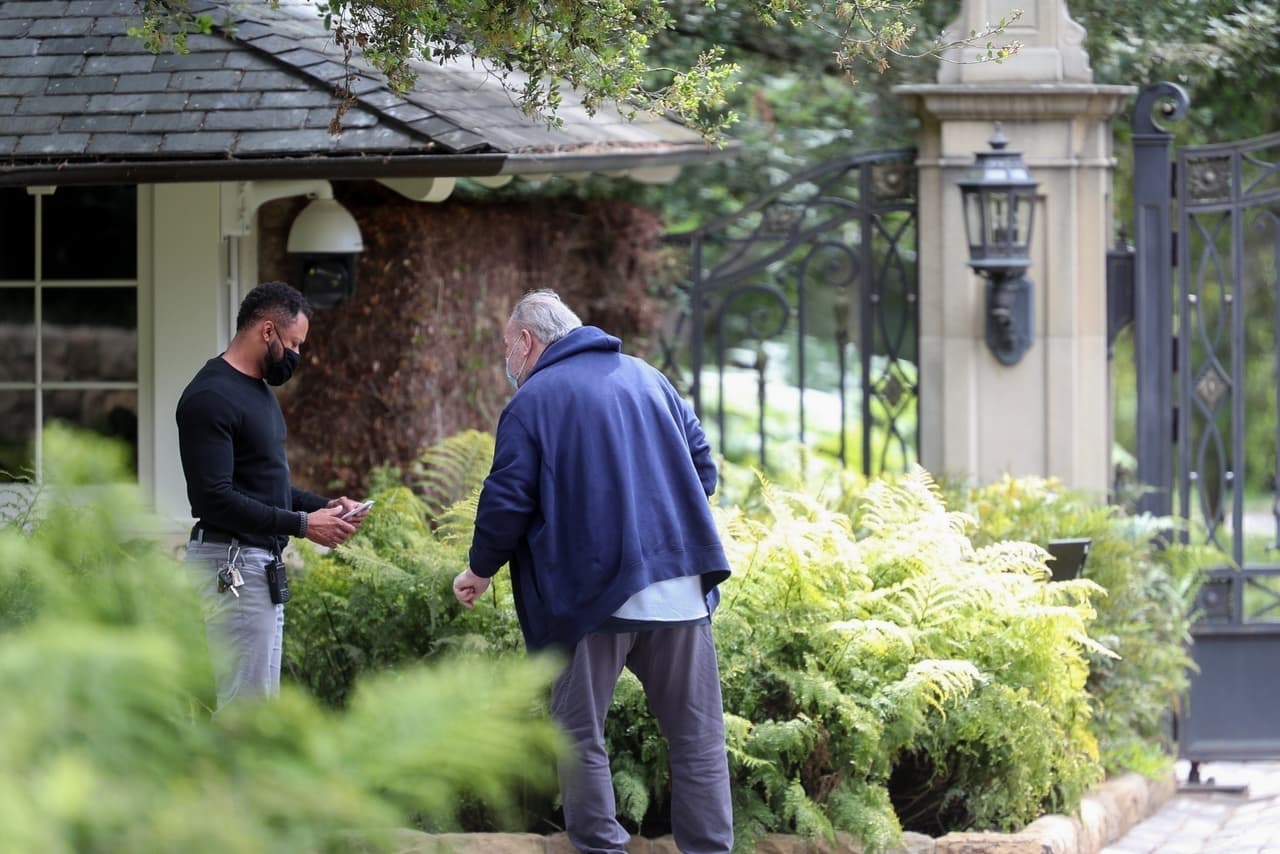 Actualmente, Thomas Markle reside en Rosarito, México, a 250 millas de distancia (casi 5 horas manejando) de Santa Bárbara, California, en donde los Sussex
<b><a href="https://www.univision.com/famosos/lo-que-sabemos-de-la-nueva-mansion-de-meghan-markle-y-el-principe-harry-en-santa-barbara-fotos" target="_blank"> han establecido su residencia</a></b> permanente.