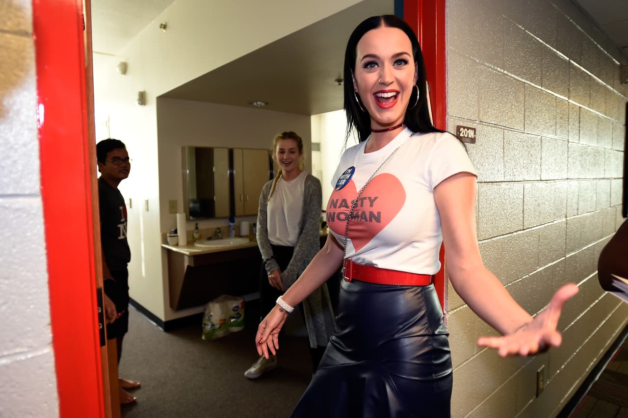 Al apoyar a la entonces candidata presidencial Hillary Clinton, la cantante 
<b><a href="https://www.univision.com/entretenimiento/katy-perry-ofrece-escribir-cancion-para-campana-de-hillary-clinton-video">Katy Perry</a></b> usó una camiseta con una de las citas del ahora presidente Trump: "Nasty woman", que traducido significa "mujer desagradable".