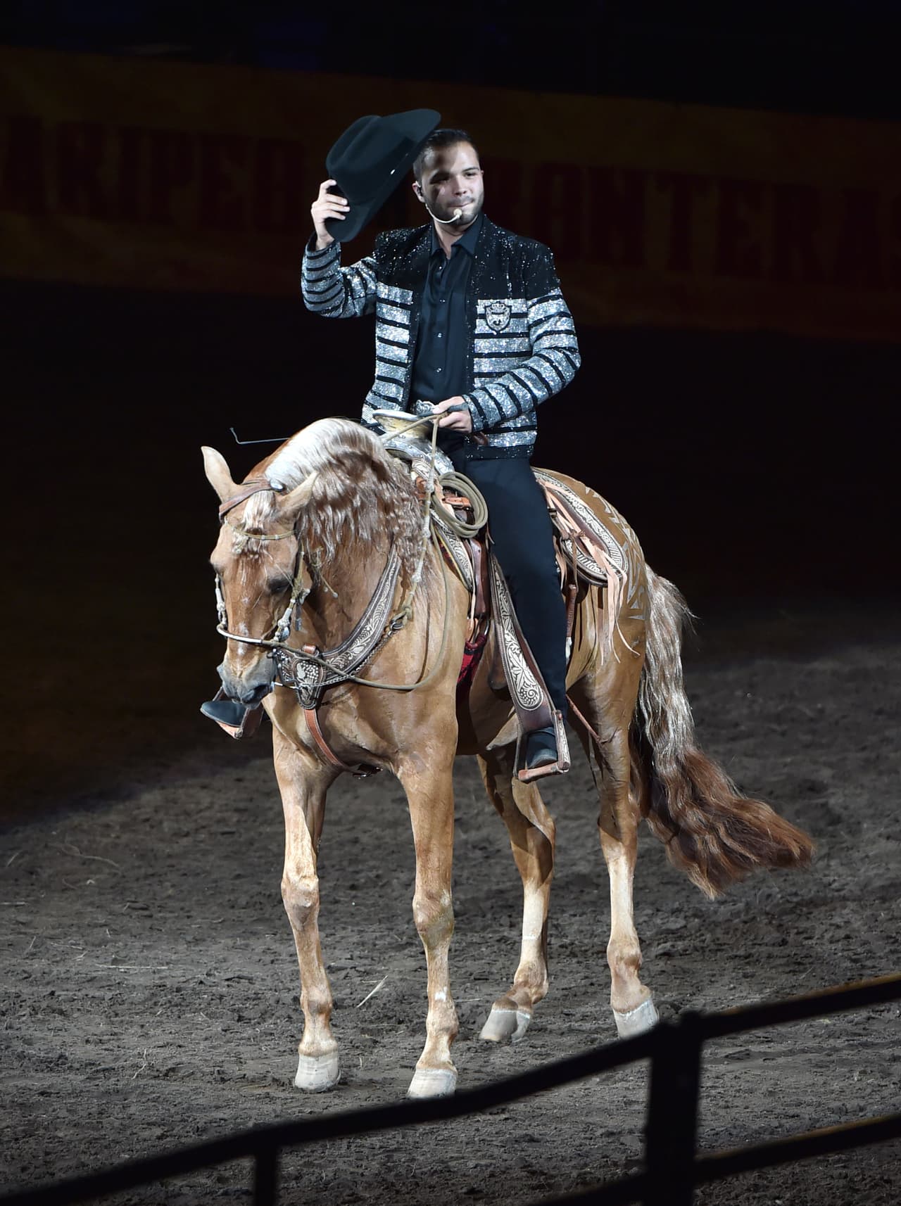 "Ya me enfadé del huevo con jamón y ahora 
<b>mi nuevo (gusto) son los 'salchipulpos'</b>", contó. Los 'salchipulpos' son una especie de botana en la que la salchicha se rebana de la mitad hacia debajo de manera que parecen los tentáculos de un pulpo y luego se fríe en aceite.