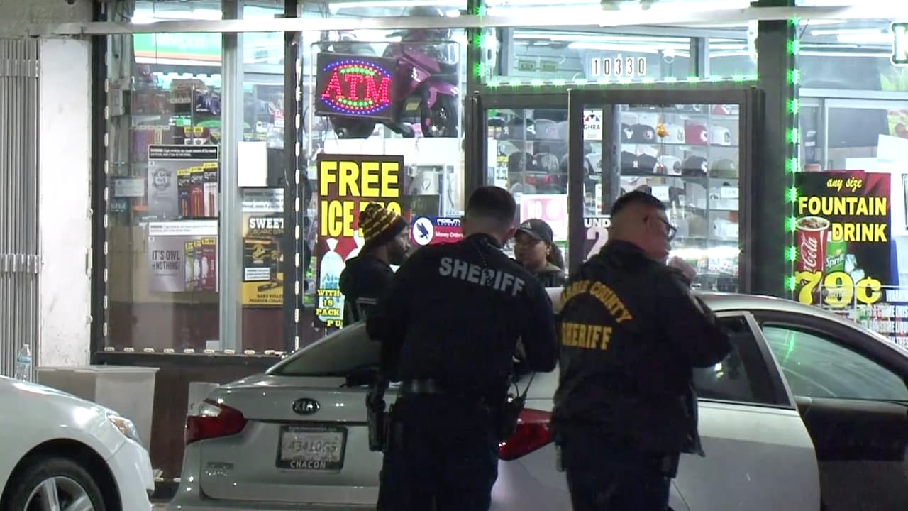 La otra mujer sacó un arma y
<a href="https://www.univision.com/local/houston-kxln/dijo-que-regresaba-en-media-hora-y-ya-no-regreso-madre-del-joven-hispano-que-murio-baleado-en-houston">disparó</a>.