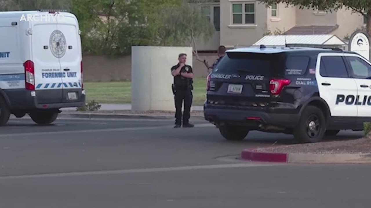 Encuentran a una mujer y una joven sin vida en un condominio de Chandler