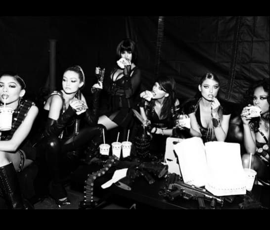 La cantante no deja de compartir fotos de sus nuevas colaboraciones, aquí la vemos muy sexy.