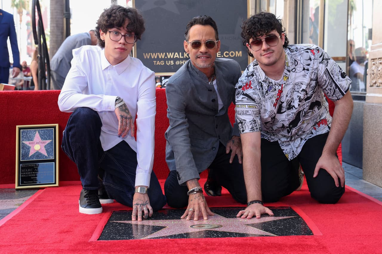Marc Anthony posa con Ryan y Cristian ante su estrella en el Paseo de la Fama.