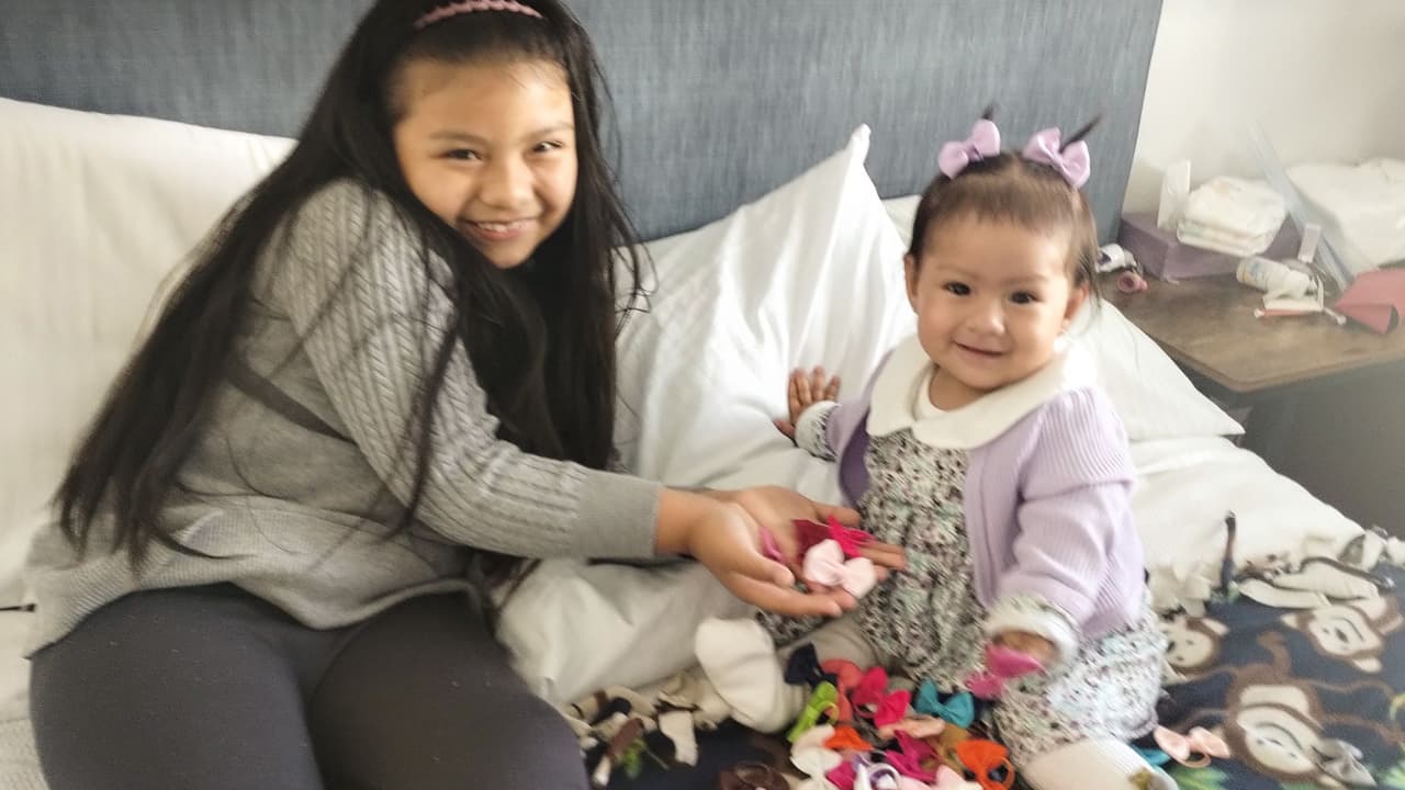 La bebé ya sabe decir mamá y está aprendiendo a caminar. Y disfruta mucho jugar con su hermana mayor Sophie.