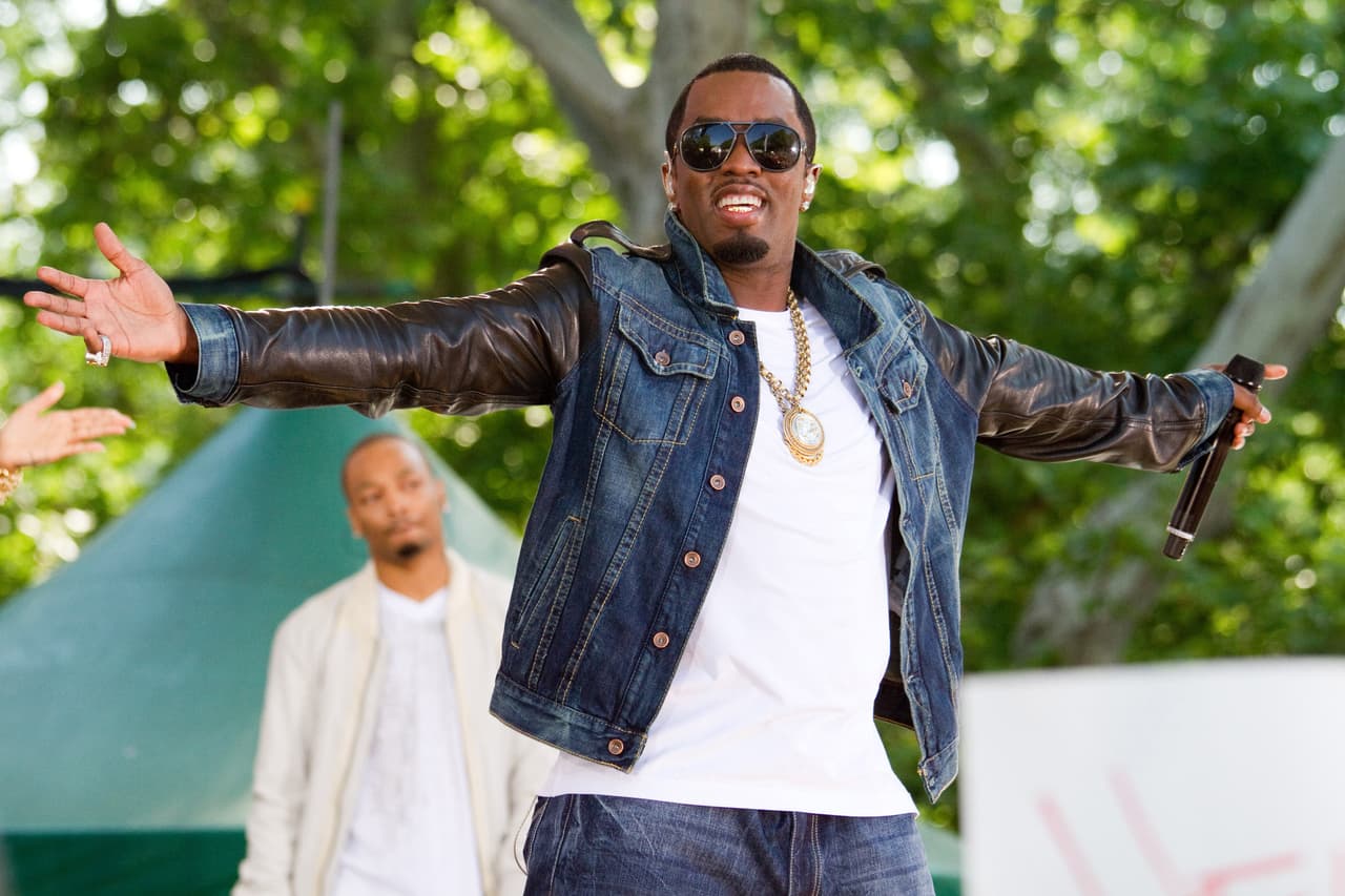 El empresario y productor musical
<b><a href="https://www.univision.com/local/nueva-york-wxtv/sean-diddy-combs-freak-offs-trafico-sexual-acusacion-federal" target="_blank">Sean Combs, también conocido como 'Puff Daddy', 'P. Diddy'</a></b>, 'Puffy' y 'Love', entre otros nombres artísticos, se presenta en corte desde este 5 de mayo, para
<b>el inicio del juicio en su contra</b>.
<br>
<br>Durante más de dos décadas, Combs destacó como una de las figuras más influyentes de la música. Construyó un imperio empresarial que incluía su sello discográfico, una marca de moda, una cadena de televisión, acuerdos con licoreras y un papel clave en un 'reality show'.