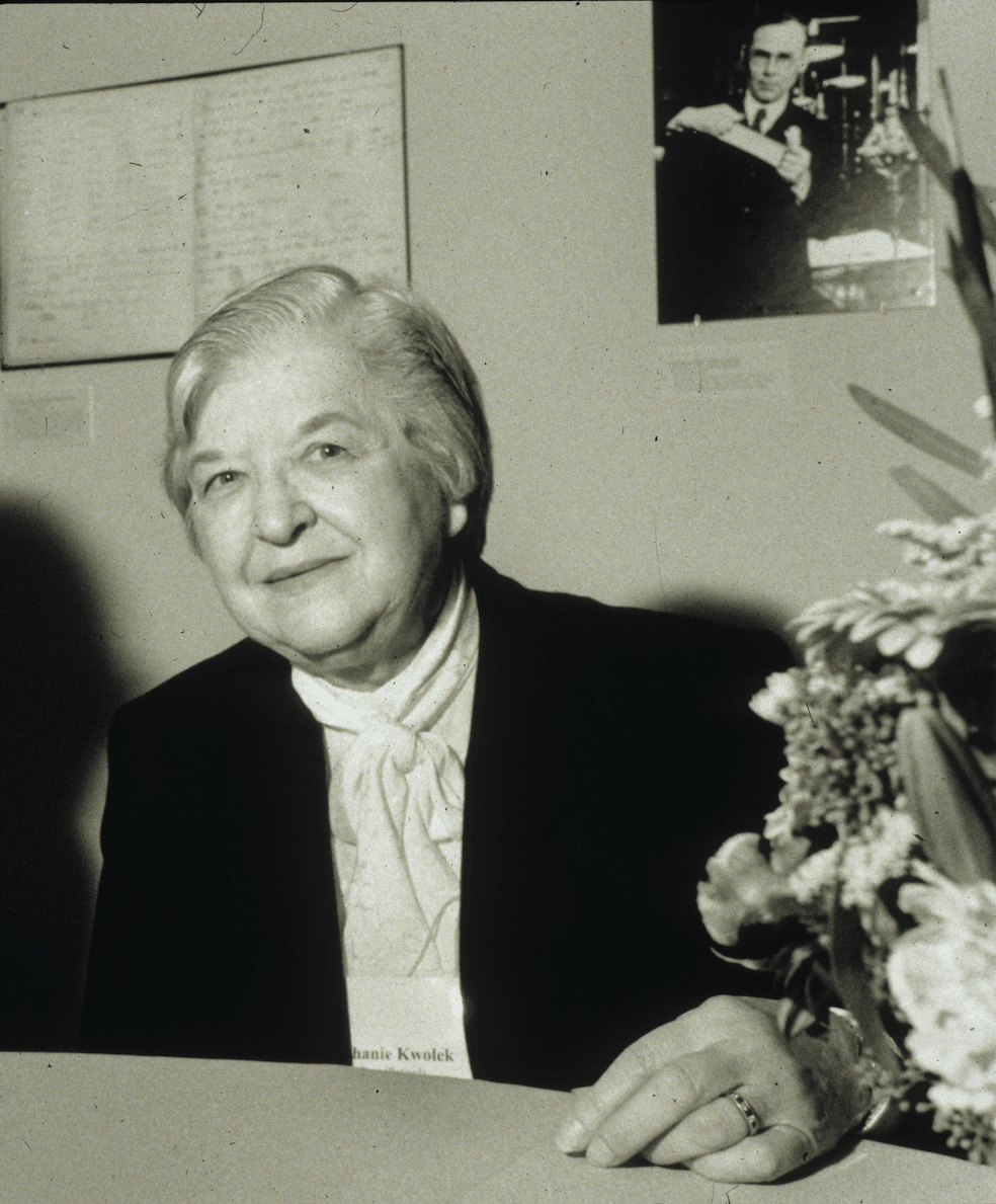 <h3 class="cms-H3-H3">El Kevlar balístico</h3>
<br>
<br>La química 
<a href="https://www.sciencehistory.org/historical-profile/stephanie-l-kwolek">Stephanie L. Kwolek</a>, de origen polaco-estadounidense, desarrolló fibras sintéticas mientras trabajaba en los laboratorios de investigación de DuPont en Wilmington, Delaware. Su invención más famosa es el 
<a href="https://www.dupont.com/what-is-kevlar.html">Kevlar</a>, un material ligero, resistente al calor y que se usa 
<a href="https://lemelson.mit.edu/resources/stephanie-kwolek">en chalecos antibalas</a> así como en otros equipos de protección desarrollado en 1966. El material comenzó a sustituir al asbesto a partir de los años setenta, cuando las compañías comenzaron a reemplazarlo por temor a que su uso causara cáncer.