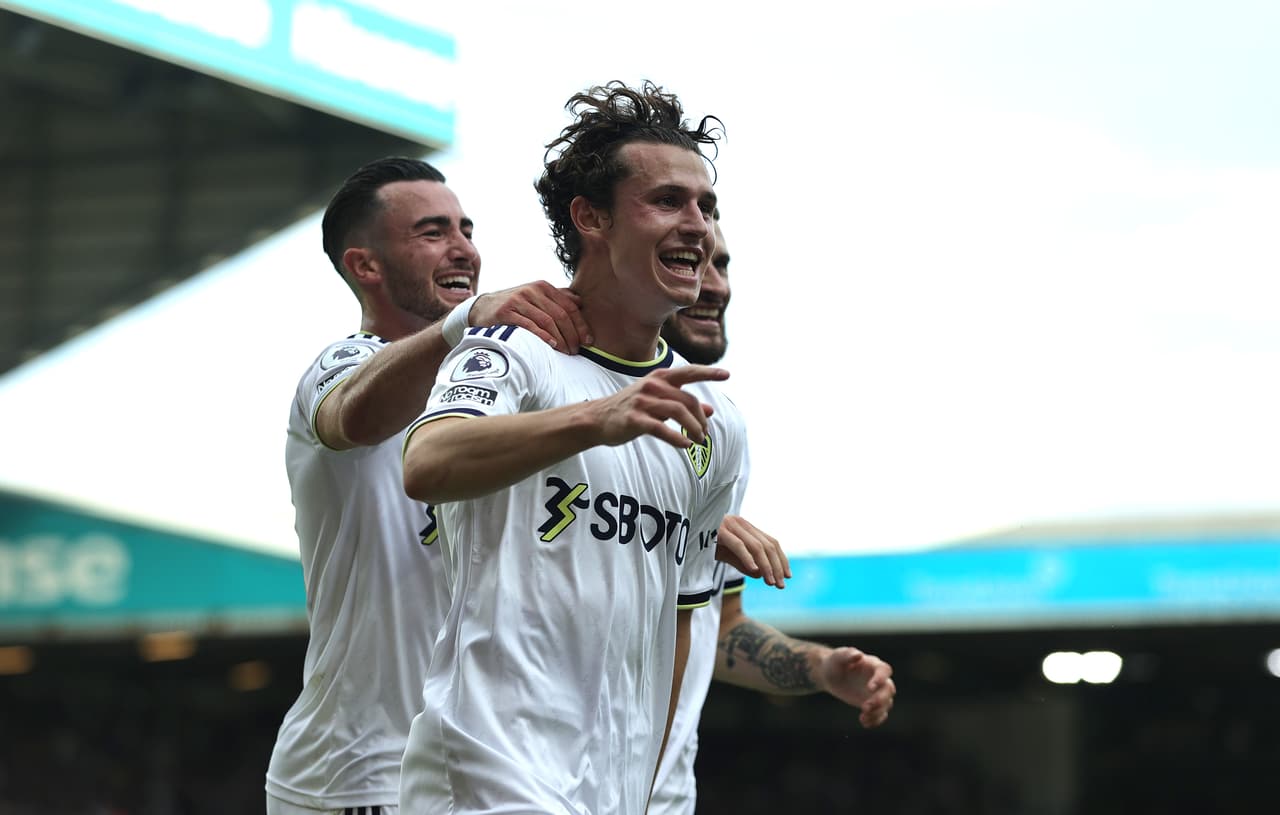 El estadounidense Brenden Aaronson tuvo un día inolvidable al debutar con gol con el Leeds United, aunque algunos envidiosos dirán que se trató de un autogol.
<br>