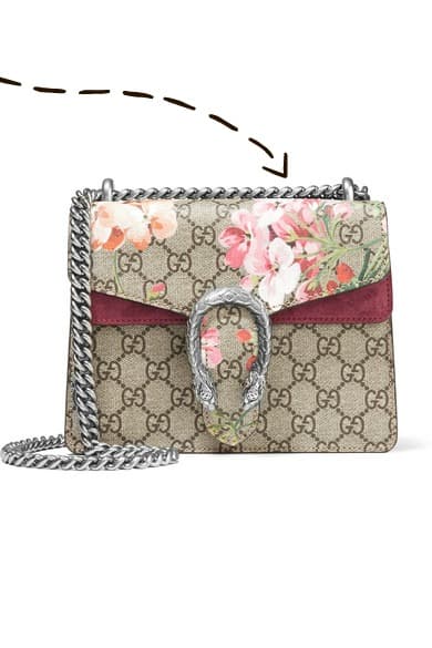 Regala piezas clásicas con un toque de estilo, como esta bolsa con print de flores, de GUCCI, para que si mamá no cambia su cartera constantemente no se vean pasada una vez termine la tendencia.