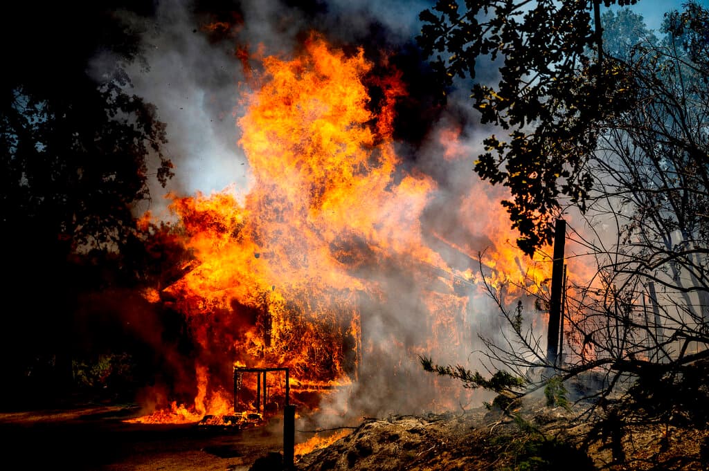 El NWS recomendó mantener la atención a los grupos sensibles a la contaminación del aire, como adultos mayores, personas con enfermedades respiratorias y niños; así como limitar las actividades al aire libre, mantener las ventanas y puertas cerradas, usar filtros de aire y de ser posible permanecer en interiores.