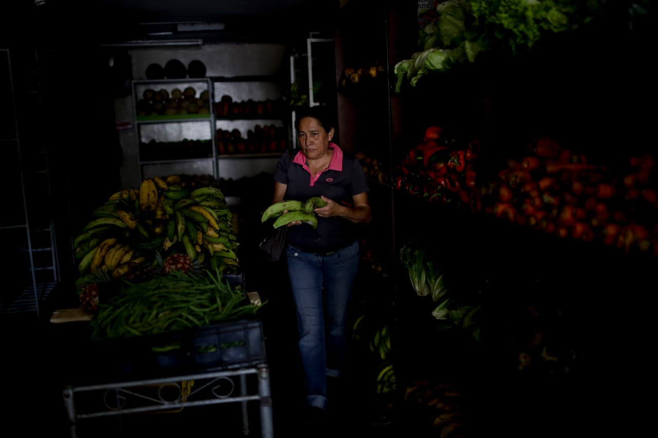 Como las líneas telefónicas e internet presentaban fallas, algunos no se enteraron de la medida gubernamental de cancelar la jornada laboral por 24 horas y acudieron a sus centros de trabajo sólo para encontrarlos cerrados.
