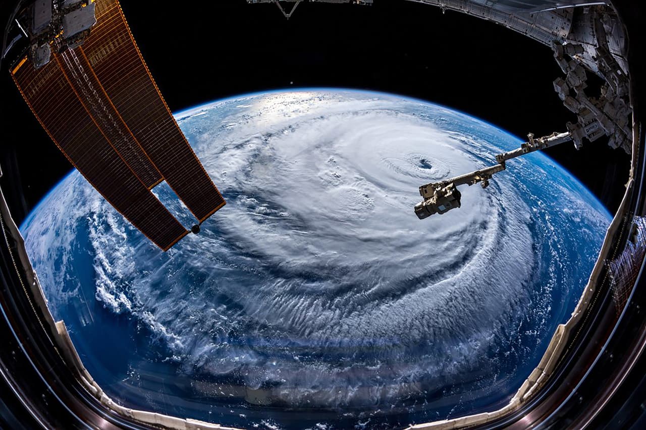 La lente utilizada por el astronauta para poder lograr capturar a Florence en su totalidad es tan ancho que también incluye partes de la estructura de la Estación Espacial Internacional.