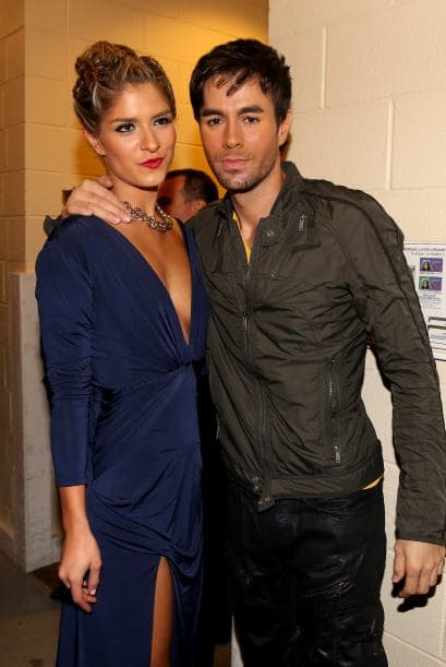 Enrique Igoesias es uno de los cantantes que hacen de las suyas, por supuesto, posar con bellas chicas es algo de lo que no se olvida.