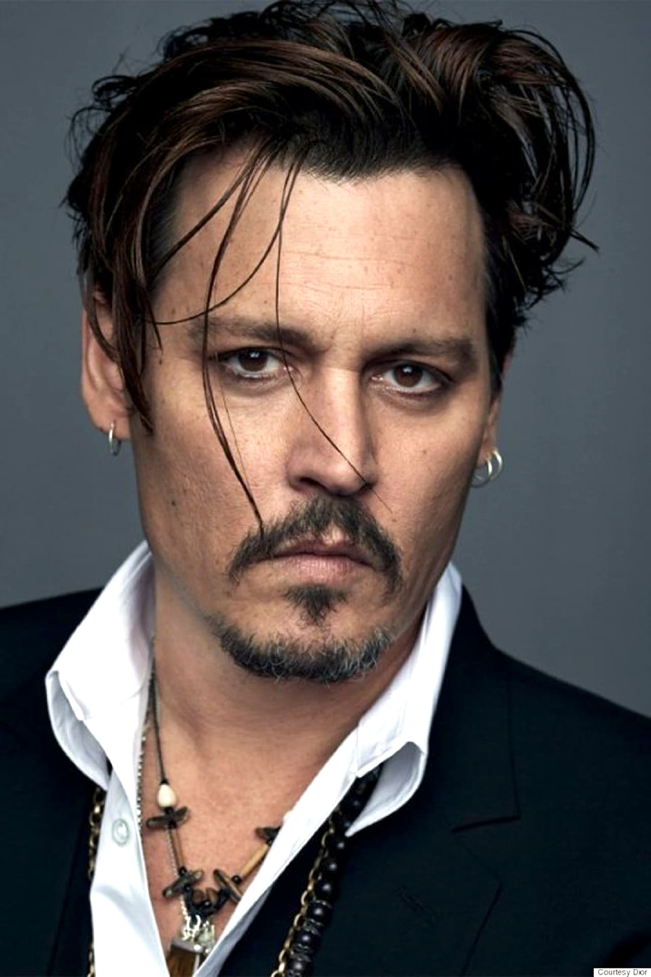 Johnny Depp. Excéntrico es la palabra que puede definir a Johnny Depp y aunque muchos lo califican de niño malo también es un papá sexy que se merece un lugar; es padre de Lily-Rose y Jack. En repetidas ocasiones el actor ha mencionado que prefiere que ellos se mantengan apartados de la farándula.