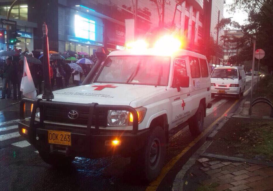 Varios vehículos de emergencia llegaron al centro comercial Andino después del atentado terrorista. (EFE)