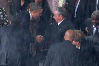 El presidente Barack Obama saluda al presidente de Cuba, Raúl Castro, durante los funerales del líder sudafricano Nelson Mandela en Johannesburgo, el 10 de diciembre del año pasado.