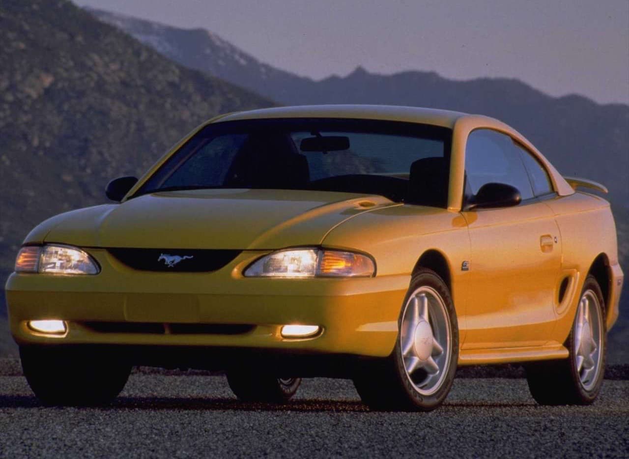 1994 marcó tanto el
<b>décimo tercer aniversario del Ford Mustang</b> así como
<b> la llegada de su cuarta generación</b>. Está generación casi no fue lanzada ya que Ford había decidido reemplazar al Mustang con una versión del Mazda MX-6 de tracción delantera. Cuando estos planes salieron a la luz pública la indignación de los fanáticos del modelo fue dada a conocer a la gerencia de Ford de manera clara e inequívoca a través de miles de cartas que llegaron a las oficinas principales de la compañía.
<br>
<br>Los planes fueron reversados y el equipo de diseño se puso a trabajar rápida y furiosamente en el Mustang que fue lanzado en 1994. El Mustang de techo fijo ahora sólo contaba con
<b>una sola carrocería</b> cuya estilizada línea de techo recordaba más a los modelos fastback del pasado que a los notchback a pesar de carecer del portón levadizo trasero. El Mustang GT era ofrecido como techo fijo y como convertible, modelo que había regresado desde 1983.
<br>
<br>La versión del Mazda MX-6 fue lanzada como el Ford Probe un elegante copupé con un agresivo estilo
<i>fastback</i>.