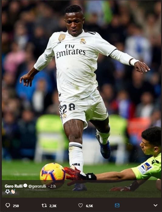 El arquero Gero Rulli deja claro sin palabras que tocó el balón antes del contacto con el brasileño.