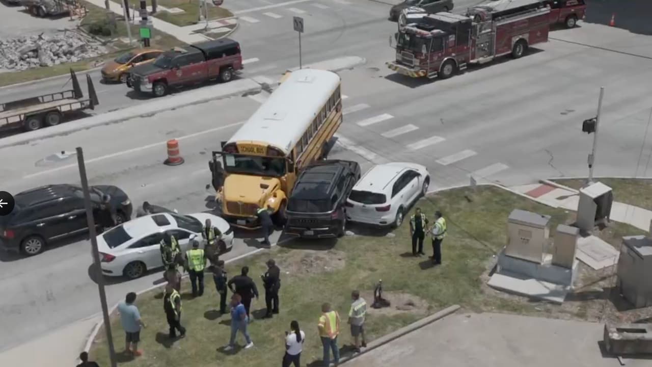 Al menos seis heridos deja el accidente entre un autobús escolar de Humble ISD y tres autos en Texas