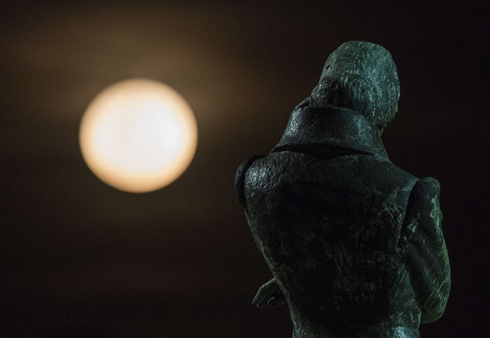 Detalle de la superluna al lado de una estatua de Chopin el domingo 16 de octubre de 2016, en una playa en la ciudad de Río de Janeiro (Brasil).