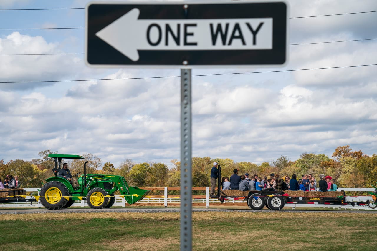 <b>‘Hay Ride’ con otras familias - Riesgo medio</b>
<br>Aunque se han cancelado muchos festivales de otoño, es posible que algunas comunidades aún ofrezcan un paseo en heno para familias y niños. Esta actividad puede ser segura, siempre y cuando todos usen una máscara y haya suficiente espacio en el remolque para que las diferentes familias se separen a seis pies de distancia. Los niños inmunodeprimidos y cualquier persona con mayor riesgo de enfermedad grave por COVID-19 no deben participar en esta actividad.