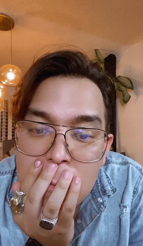 "Me dijo: 'Tú no sabes maquillar y me tienes que hacer caso'. Le dije: 'Usted no me va a insultar: aquí está el lápiz, aquí la brocha; si usted gusta, usted hágalo'. Le dije: 'Señora Méndez, déjeme hacer mi trabajo', Empecé a hacerle maquillaje y empezó a cantar, con los ojos cerrados, no me dejaba maquillar, le pedí que se relajara, entonces me dijo: 'Ay, muchachito, tienes que hacer las cosas cuando uno te pide que hagas las cosas'. Te juro que iba a mandar a esa señora a chingar a su madre", narró Campos. 
<br>