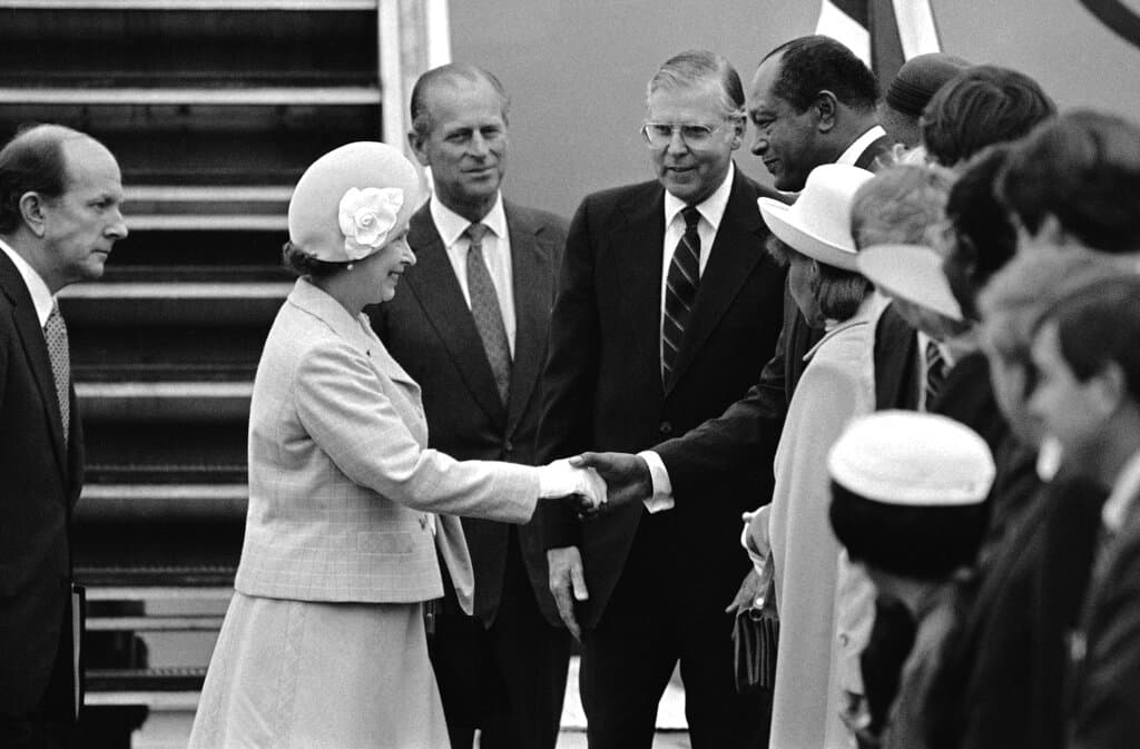 La reina y el príncipe Felipe fueron recibidos en el aeropuerto de Long Beach por el alcalde de Los Ángeles y un comité de bienvenida a la costa oeste que incluía al presidente Ronald Regan y a su esposa Nancy.